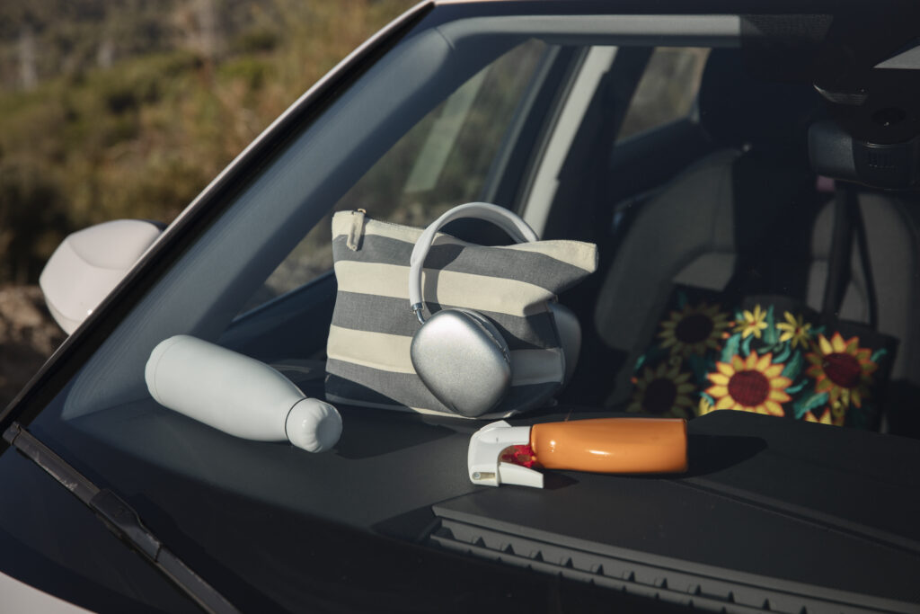 produits à ne pas laisser en voiture été : crème solaire, casque...