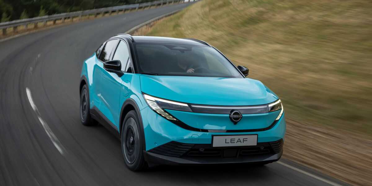 All-new Nissan LEAF – European specs details Une Nissan Leaf roule sur un route goudronnée, dans un virage.