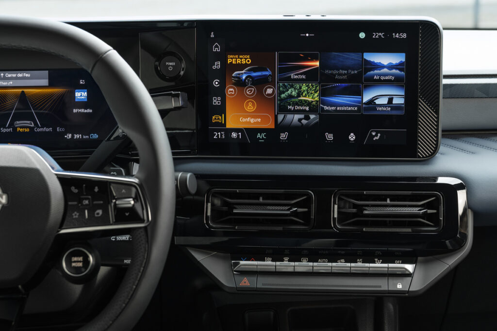 Intérieur Nissan MICRA électrique montrant les deux tableaux de bord, le volant, le système de ventilation. L'ensemble est épuré, dans des tentes sombres