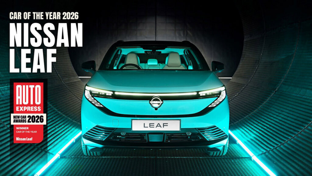 Nissan LEAF électrique, bleue, sur un fond noir et avec des liumières néons bleues. En haut à gauche, on retrouve la mention "Car of the year 2026, New Car Awards 2026 Auto Express"