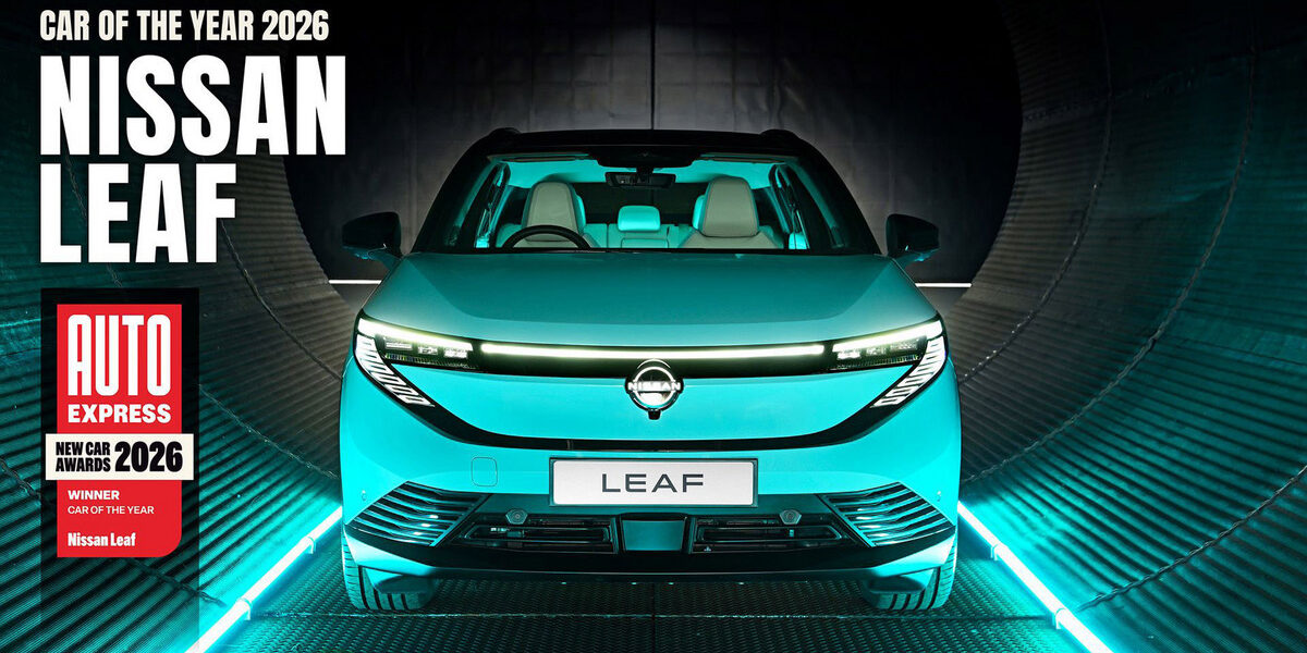 Nissan LEAF sacrée Voiture de l’année 2026 par Auto Express Nissan LEAF électrique, bleue, sur un fond noir et avec des liumières néons bleues. En haut à gauche, on retrouve la mention "Car of the year 2026, New Car Awards 2026 Auto Express"