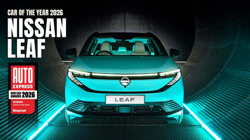 Nissan LEAF sacrée Voiture de l’année 2026 par Auto Express Nissan LEAF électrique, bleue, sur un fond noir et avec des liumières néons bleues. En haut à gauche, on retrouve la mention "Car of the year 2026, New Car Awards 2026 Auto Express"